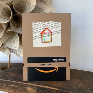 Carte de vœux émouvante réalisée à partir d'une vieille page de livre avec emballage pour un cadeau en argent ou un bon pour la maison de vos rêves