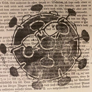 Das Libri-Virus ist ausgebrochen! Linoldruck auf alter Buchseite, Buch-Virus Lese-Virus