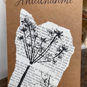 Carte de deuil imprimé naturel fleur noire sur page du livre et carte postale en papier kraft imprimée « Sincères condoléances »