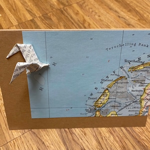 3D Origami Möwe aus Buchseite fliegt über Landkarte, Grußkarte aus Atlas Geldgeschenk, Geschenkkarte zur Reise, Fernbeziehung, Urlaubsgruß