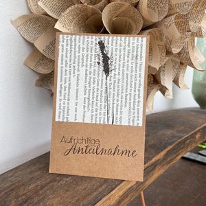 Carte de sympathie imprimé nature Herbe noire ou épi de grain sur la page du livre et carte postale en papier kraft imprimée avec « Sincères condoléances »