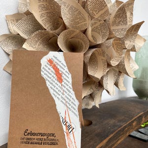 Carte de deuil imprimé naturel Grain orange, herbe sur page de livre et carte postale en papier kraft imprimée avec un dicton sur les souvenirs