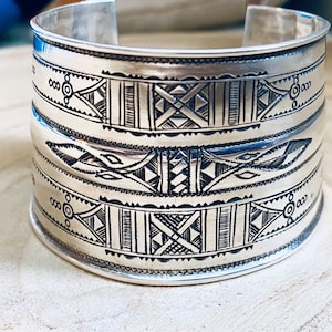 Tuareg cuff bracelet in chiseled silver.