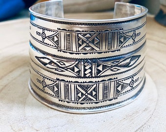 Bracelet manchette touareg en argent ciselées.