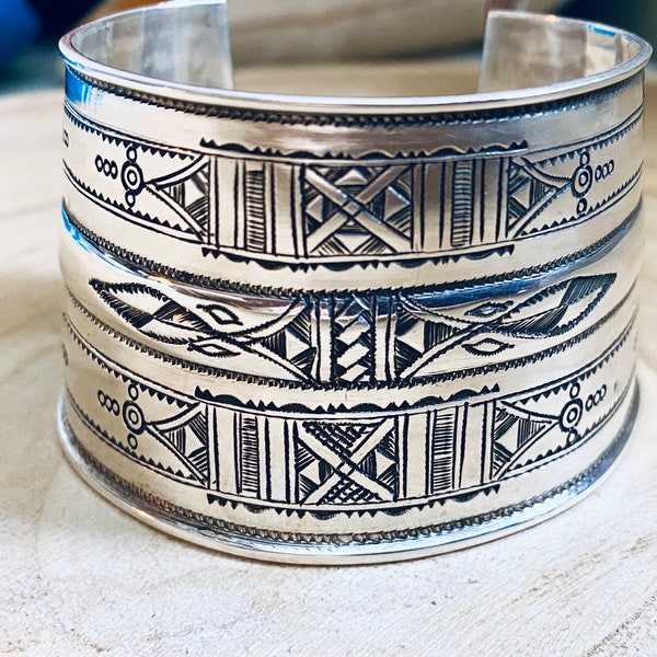 Bracelet manchette touareg en argent ciselées.