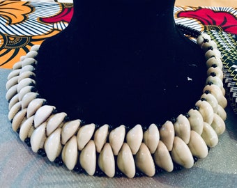 Collar de cauri hecho a mano.