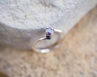 Minimalist elven ring - Sterling silver and purple cubic zirconia ring - SIZE 5 US - Engagement ring with purple stone