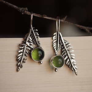 Brincos de samambaia e vidro - Brincos de prata esterlina e vidro verde