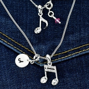 Swarovski Crystal Two Notes Cadenas de doble hebra Colgante personalizado Collar personalizado Carta inicial estampada a mano y clip de piedra de nacimiento en el encanto