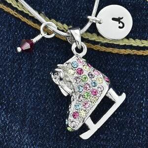 Swarovski Crystal Figura personalizada Ice Skate Collar Multi Color Sparkling Pendant Carta inicial personalizada y amuletos de piedra de nacimiento Regalo de cadena