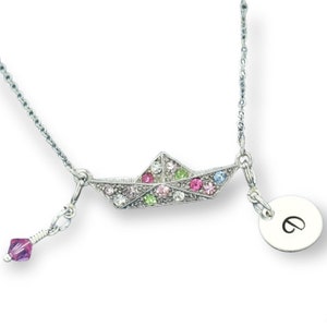 Swarovski Crystal Origami Boat Multi Color Colgante Brillante Personalizado Collar Personalizado Piedra de nacimiento y Mano Estampada Inicial Carta Charm