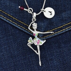 Swarovski Crystal Ballerina Collar colgante multicolor personalizado Carta inicial estampada a mano y Tarjeta de amuleto de piedra de nacimiento Regalo personalizado