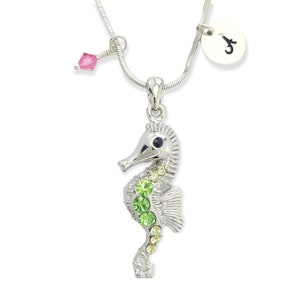 Colgante de cristal verde de caballito de mar personalizable Collar personalizado estampado a mano Carta inicial y piedra de nacimiento Amuletos personalizados