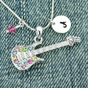 Swarovski Crystal Electric Guitar Multi Color Collar Personalizado Colgante Personalizado Carta Inicial Estampada a Mano y Encantos de Piedra de Nacimiento Cadena