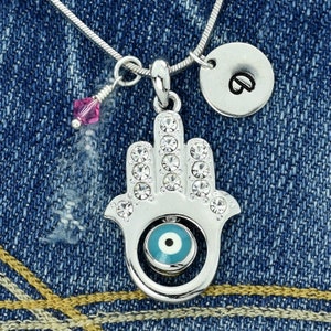 Swarovski Crystal Hamsa Hand Blue Evil Eye Colgante personalizado Collar personalizado Carta inicial estampada a mano y amuletos de piedra de nacimiento Regalo de cadena