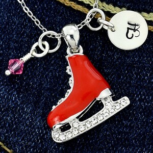 Swarovski Crystal Figura personalizada Ice Skate Collar Patinaje Colgante rojo Carta inicial y piedra de nacimiento Charm Chain Joyería de regalo personalizada