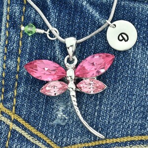 Swarovski Crystal Dragonfly Pink Sparkling Pendant Collar personalizado estampado a mano Carta inicial y amuletos de piedra de nacimiento Cadena