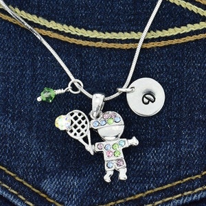 Raqueta de tenis Swarovski Crystal Boy Collar personalizado Collar personalizado Colgante personalizado estampado a mano Carta inicial y cadena de amuleto de piedra de nacimiento