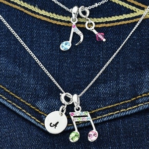Swarovski Crystal Two Notes Cadenas de doble hebra Colgante multicolor personalizado Collar personalizado Carta inicial y clip de piedra de nacimiento en amuletos