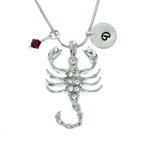 Swarovski Crystal Scorpion Colgante espumoso personalizado Collar personalizado Estampado a mano Carta inicial y amuletos de piedra de nacimiento Cadena regalo