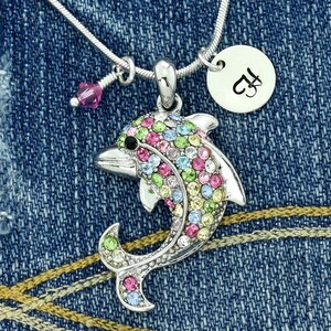 Swarovski Crystal Dolphin Multi Color Colgante Brillante Personalizado Collar Personalizado Carta Inicial Estampada a Mano y Encantos de Piedra de Nacimiento Cadena