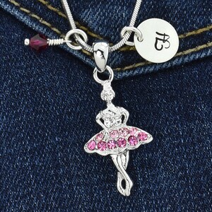 Swarovski Crystal Ballerina Collar Colgante rosa personalizado Carta inicial estampada a mano y piedra de nacimiento Cadena de regalo personalizada