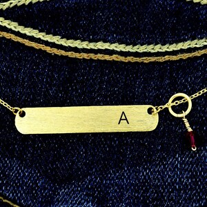 Bar Collar Swarovski Crystal Birthstone Colgante personalizado Collar personalizado relleno de oro Collar personalizado Carta inicial Cadena de ajes