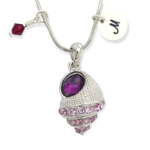 Concha marina personalizable Púrpura Concha de mar Colgante de cristal Collar personalizado estampado a mano Carta inicial y piedra de nacimiento Amuletos personalizados