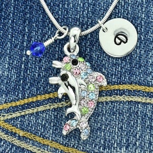 Swarovski Crystal Dolphin Baby Multi Color Colgante Collar personalizado personalizado Carta inicial estampada a mano y amuletos de piedra de nacimiento Regalo de cadena