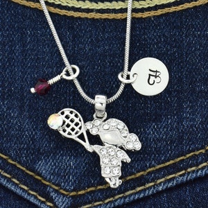 Swarovski Crystal Girl Raqueta de tenis Collar personalizado Colgante personalizado Estampado a mano Carta inicial y piedra de nacimiento Cadena de amuletos Regalo
