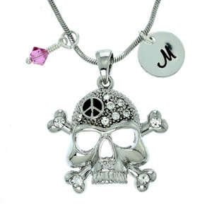 Swarovski Crystal Crossbones Skull Peace Collar personalizado Brillante personalizado Collar personalizado estampado a mano Carta inicial y amuletos de piedra de nacimiento Cadena regalo