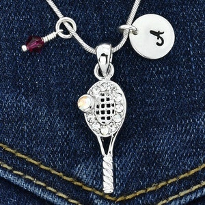 Swarovski Crystal Tennis Racquet Ball Spaarkling Colgante personalizado Collar personalizado Carta inicial y amuletos de piedra de nacimiento Joyería de regalo de cadena