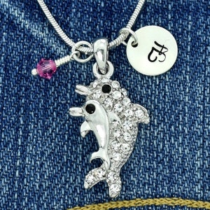 Swarovski Crystal Dolphin Baby Pendant Collar personalizado personalizado Carta inicial estampada a mano y encantos de piedra de nacimiento Cadena