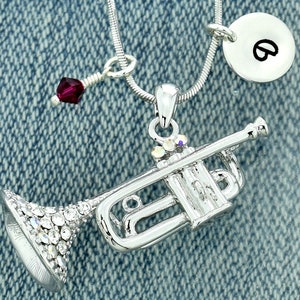 Swarovski Trompeta de cristal Música personalizada Colgante brillante Collar personalizado Carta inicial estampada a mano y piedra de nacimiento Regalo de cadena de amuleto