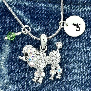 Swarovski Crystal Poodle Dog Collar personalizado brillante personalizado Carta inicial estampada a mano y encantos de piedra de nacimiento Regalo de cadena