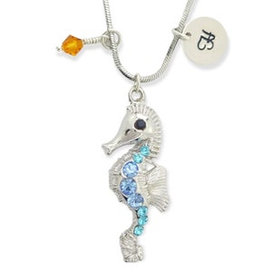 Colgante de cristal azul de caballito de mar personalizable Collar personalizado estampado a mano Carta inicial y piedra de nacimiento Amuletos personalizados