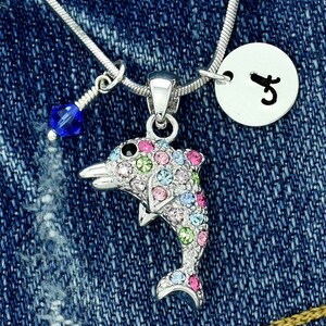 Swarovski Crystal Dolphin Multi Color Collar personalizado brillante Collar personalizado Estampado a mano Carta inicial y amuletos de piedra de nacimiento Regalo de cadena
