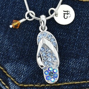 Swarovski Crystal Flip Flop Sandalia Colgante azul personalizado Collar personalizado Carta inicial estampada a mano y piedra de nacimiento Regalo de cadena de amuleto