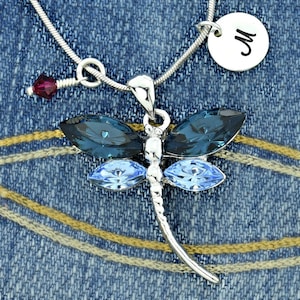 Swarovski Crystal Dragonfly Dark Blue Sparkling Pendant Collar personalizado estampado a mano Carta inicial y amuletos de piedra de nacimiento Cadena