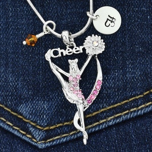 Swarovski Crystal Cheerleader Collar personalizado Rosa Colgante personalizado Estampado a mano Carta inicial y piedra de nacimiento Cadena de amuletos Joyas de regalo