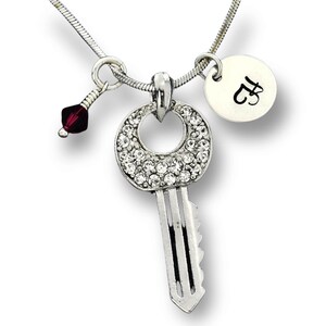 Swarovski Crystal Key Colgante brillante personalizado Collar personalizado Amuletos de piedra de nacimiento y regalo de cadena de carta inicial estampada a mano