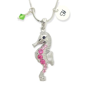Colgante de cristal rosa de caballito de mar personalizable Collar personalizado estampado a mano Carta inicial y piedra de nacimiento Amuletos personalizados