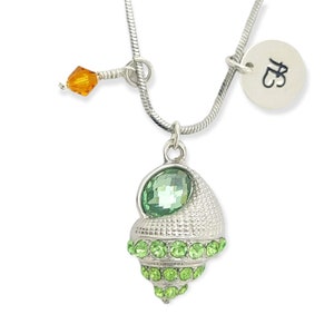 Concha marina personalizable Verde Concha de mar Colgante de cristal Collar personalizado estampado a mano Carta inicial y piedra de nacimiento Amuletos personalizados