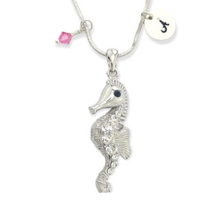 Colgante de cristal de caballito de mar personalizable Collar personalizado estampado a mano Carta inicial y amuletos personalizados de piedra de nacimiento