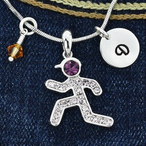 Swarovski Crystal Runner Collar personalizado Deporte Colgante púrpura Carta inicial estampada a mano y piedra de nacimiento Charm Chain Custom Gift