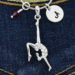 Swarovski Crystal Gymnast Custom Necklace Sport Colgante personalizado estampado a mano Carta inicial y piedra de nacimiento Cadena de amuletos Joyas de regalo