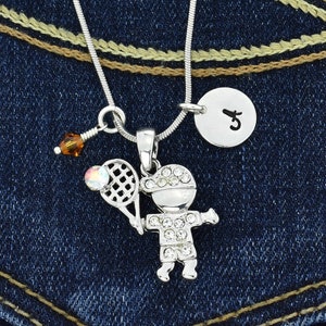 Swarovski Crystal Boy Tennis Raqueta Collar personalizado Colgante personalizado Carta inicial estampada a mano y piedra de nacimiento Charm Chain Gift