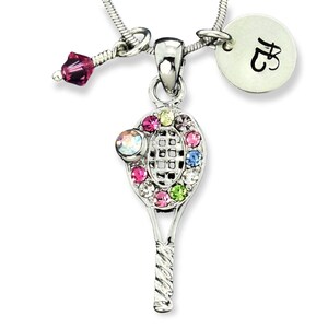 Swarovski Crystal Tennis Racquet Multi Color Colgante Personalizado Collar Personalizado Carta Inicial y Piedra de Nacimiento Charms Cadena Joyería de regalo