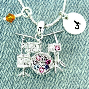 Swarovski Crystal Drum Set Colgante de música personalizado Tambores multicolor Collar personalizado Carta inicial y brillante Cadena de amuleto de piedra natal