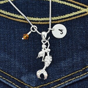 Swarovski Crystal Mermaid Collar personalizado Colgante brillante personalizado Carta inicial estampada a mano y cadena de amuleto de piedra de nacimiento